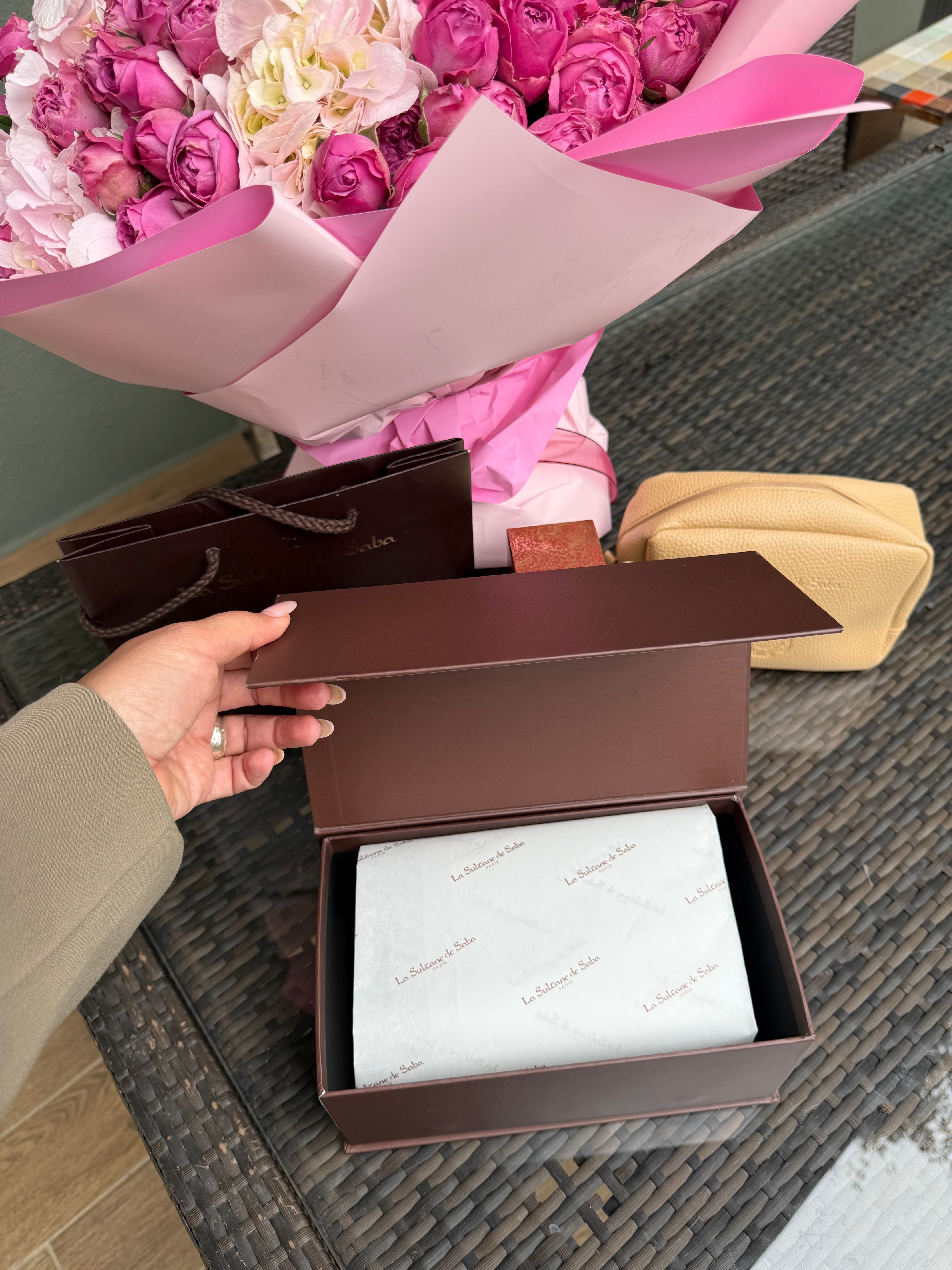 Подарочная коробка с фирменной упаковочной бумагой.