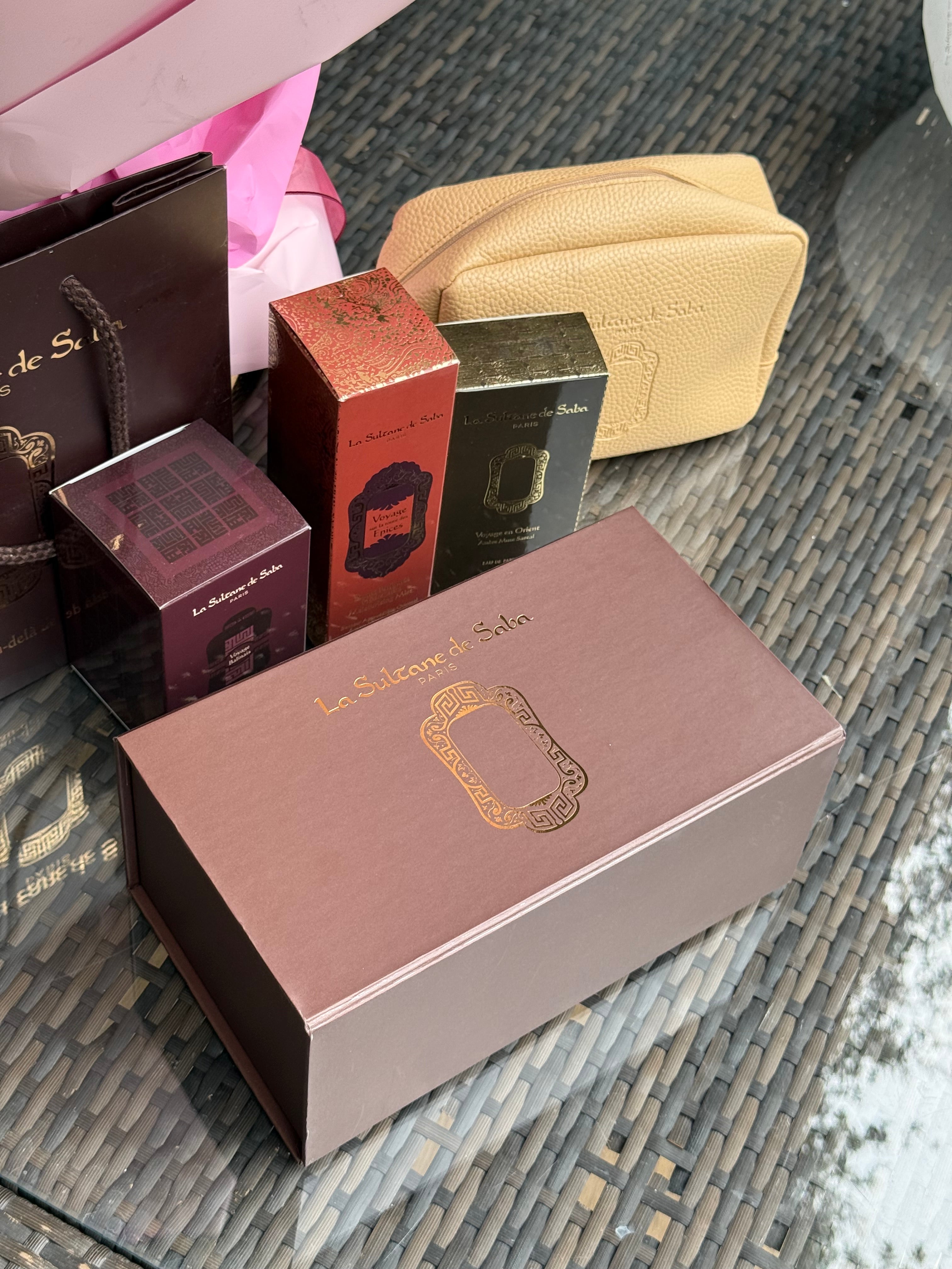 Подарочная коробка с фирменной упаковочной бумагой.